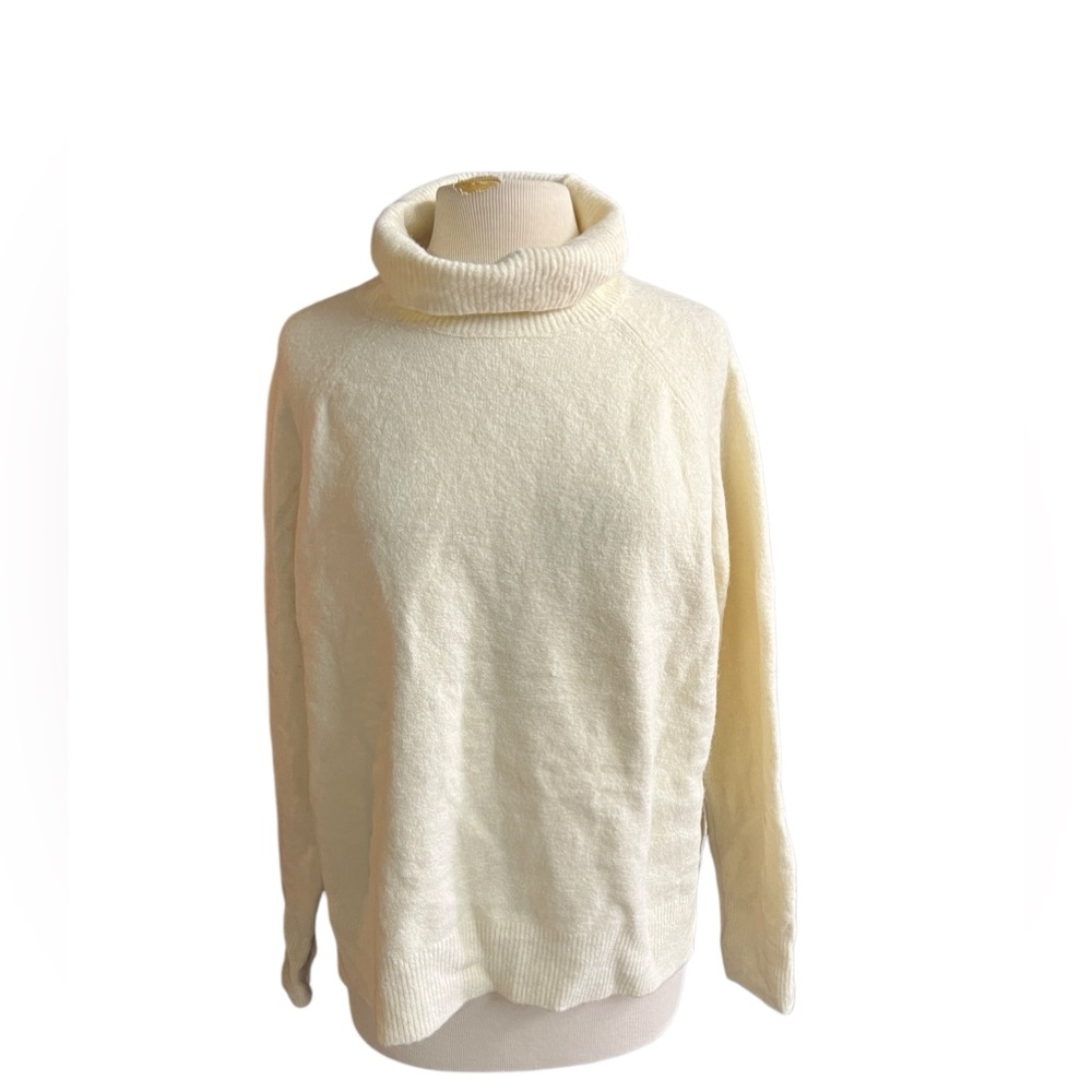 Set 8 women’s cream wool blend turtleneck sweater